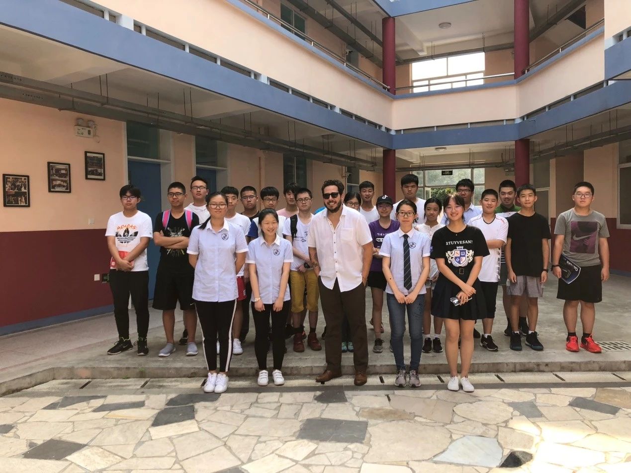 同学们与Adamucci教授合影.jpg
