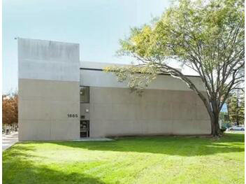 斯代文森国际学校美国硅谷校区怎么样？校园侧方草坪